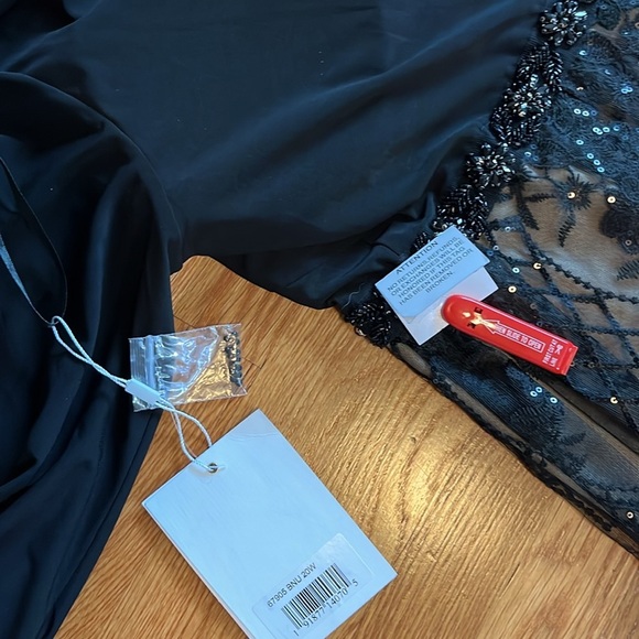 Mac Duggal Long Sleeve Mixed Media Embellished Dress Size 20W NWT - Picture 12 of 17